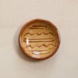 画像1: 【湯町窯】小皿スリップ（キイロ×茶 波） (1)