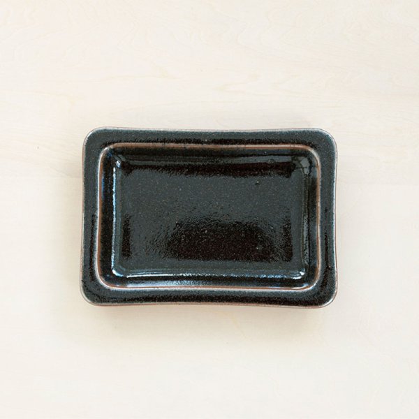 画像1: 【出西窯】隅丸長角皿 黒 (1)